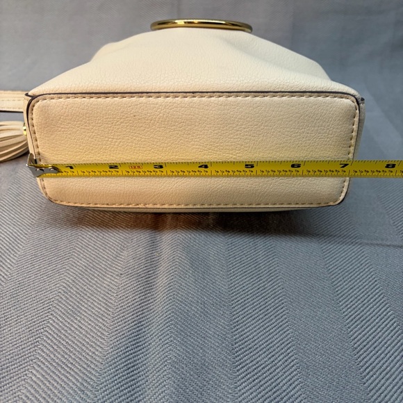 Aldo Crossbody cream colored w/ gold accent adjustable strap snap/zipper closure - Picture 6 of 15